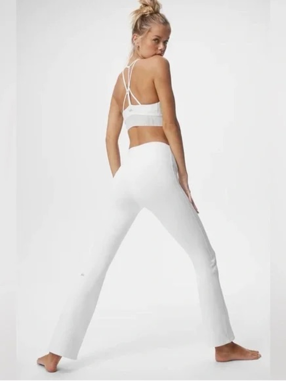 Alo Airbrush 7/8 High waist boot cut leggings- White 🤍
Excellent Used Condition